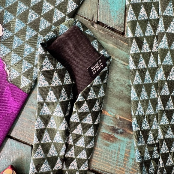 Vintage Looney Tunes Taz Tasmanian Devil Tie Made in Canada - Picture 9 of 10